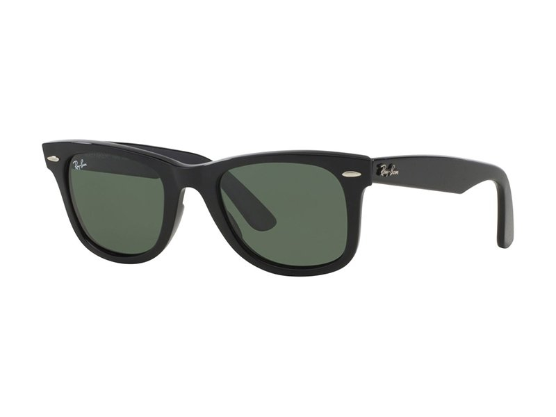 Black Ray-Ban sunglasses in a Classic 